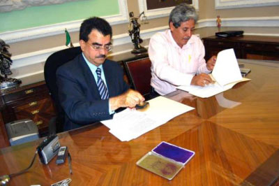 Magistrado Presidente, David López Muñoz y el Presidente del Ayuntamiento del Municipio de Tehuitzingo, Jesús Alcaide Bermejo