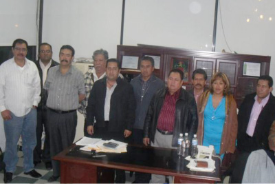 Tianguistas-con-el-presidente-municipal-de-Texmelucan