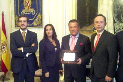 rector-recibe-reconocimiento