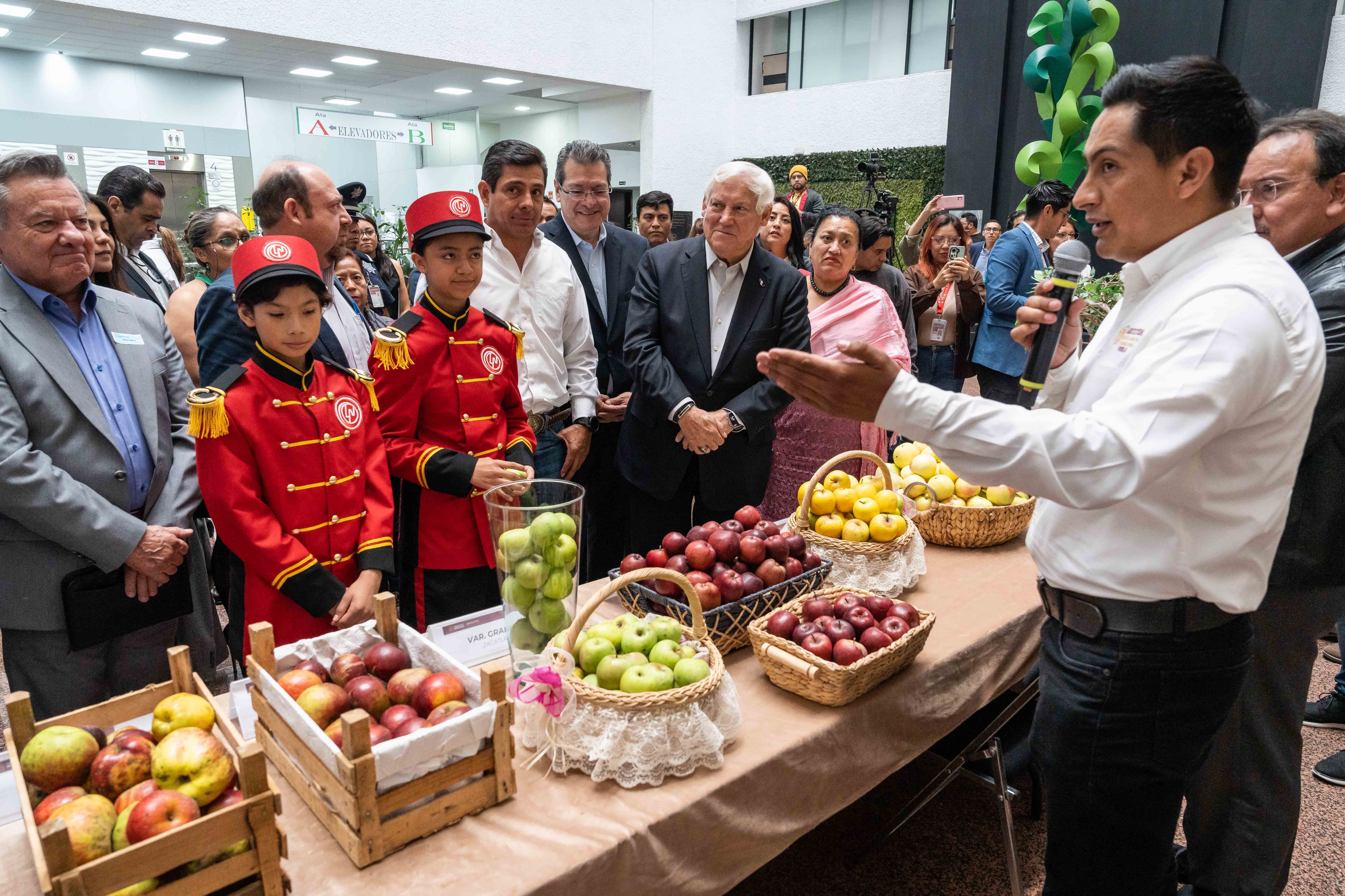 RECONOCE AGRICULTURA TRABAJO DE PRODUCTORES DE MANZANA MEXICANA; A PARTIR DE ESTE AÑO CADA 20 DE SEPTIEMBRE SE CONMEMORARÁ A LA FRUTA