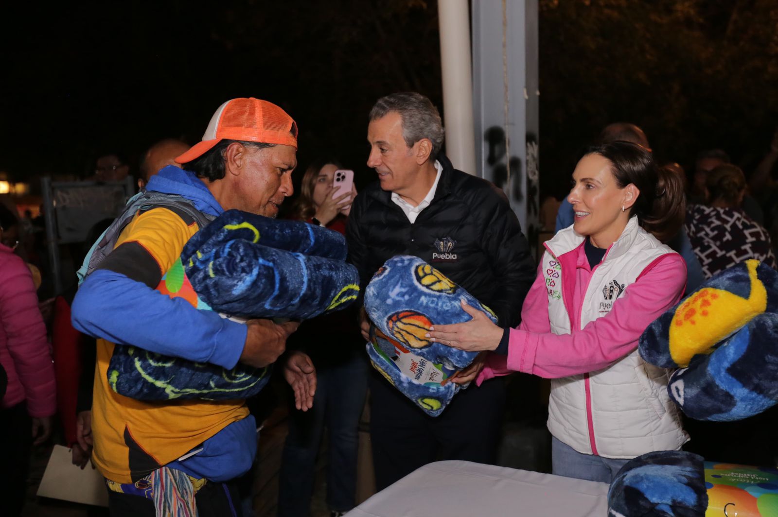 Invita MariElise Budib a las y los poblanos a la empatía y solidaridad para fortalecer los vínculos de comunidad  - Durante las posadas en Santa María Xonacatepec e Ignacio Zaragoza SMDIF entrega 600 frazadas a adultos mayores  Puebla, Pue.- Como parte de